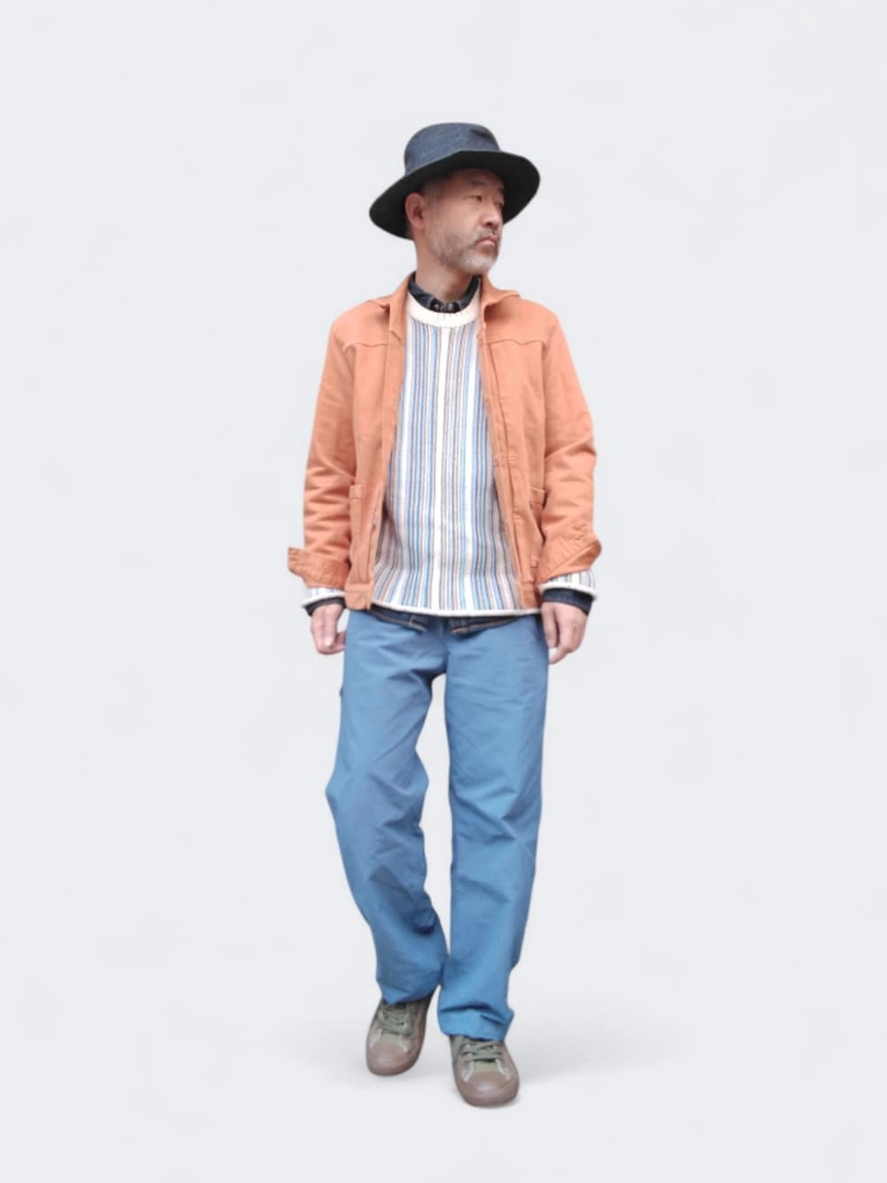 ブルー系のパンツ、オレンジ系のデニムジャケット、ブルー系のハットを着用したメンズの春コーディネートの3枚目の写真