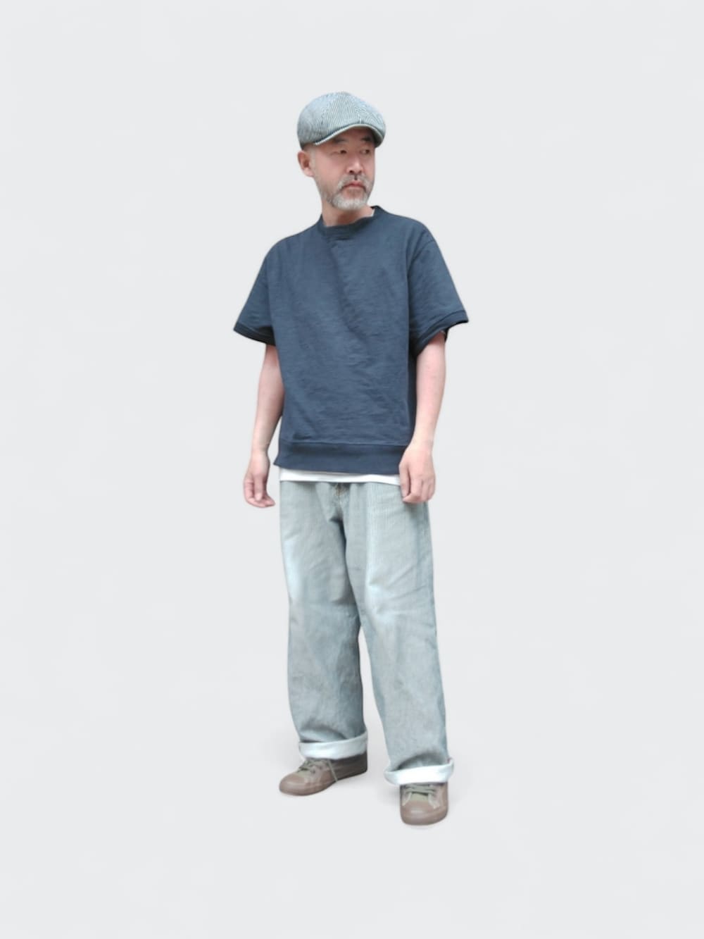 ブルー系のTシャツ/カットソー、グレー系のパンツ、グリーン系のスニーカーを着用したメンズの春コーディネートの4枚目の写真