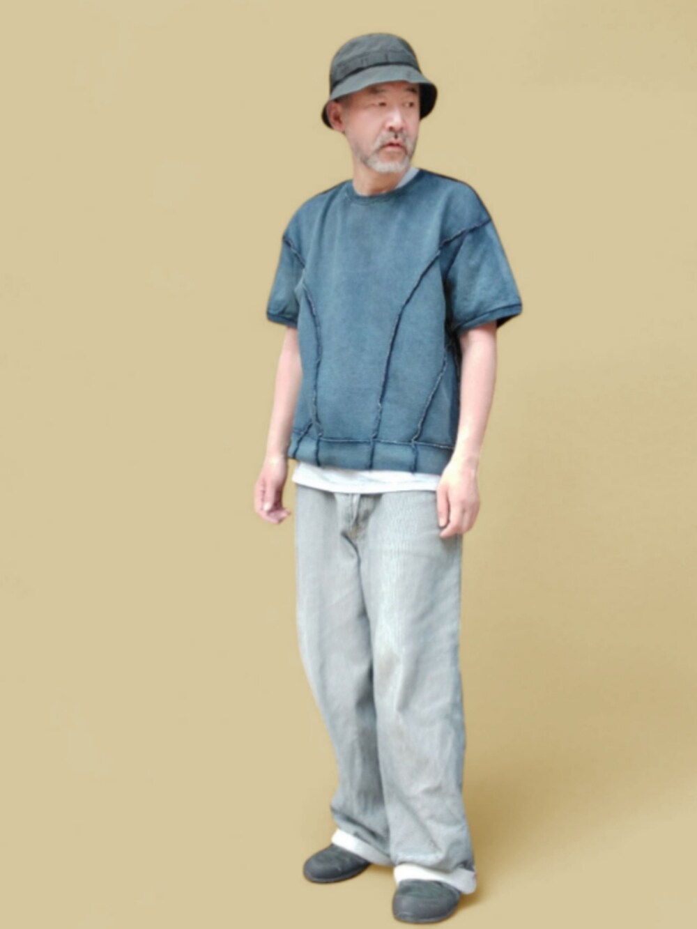 ブルー系のTシャツ/カットソー、グレー系のパンツ、ブラック系のスニーカーを着用したメンズの春コーディネートの3枚目の写真