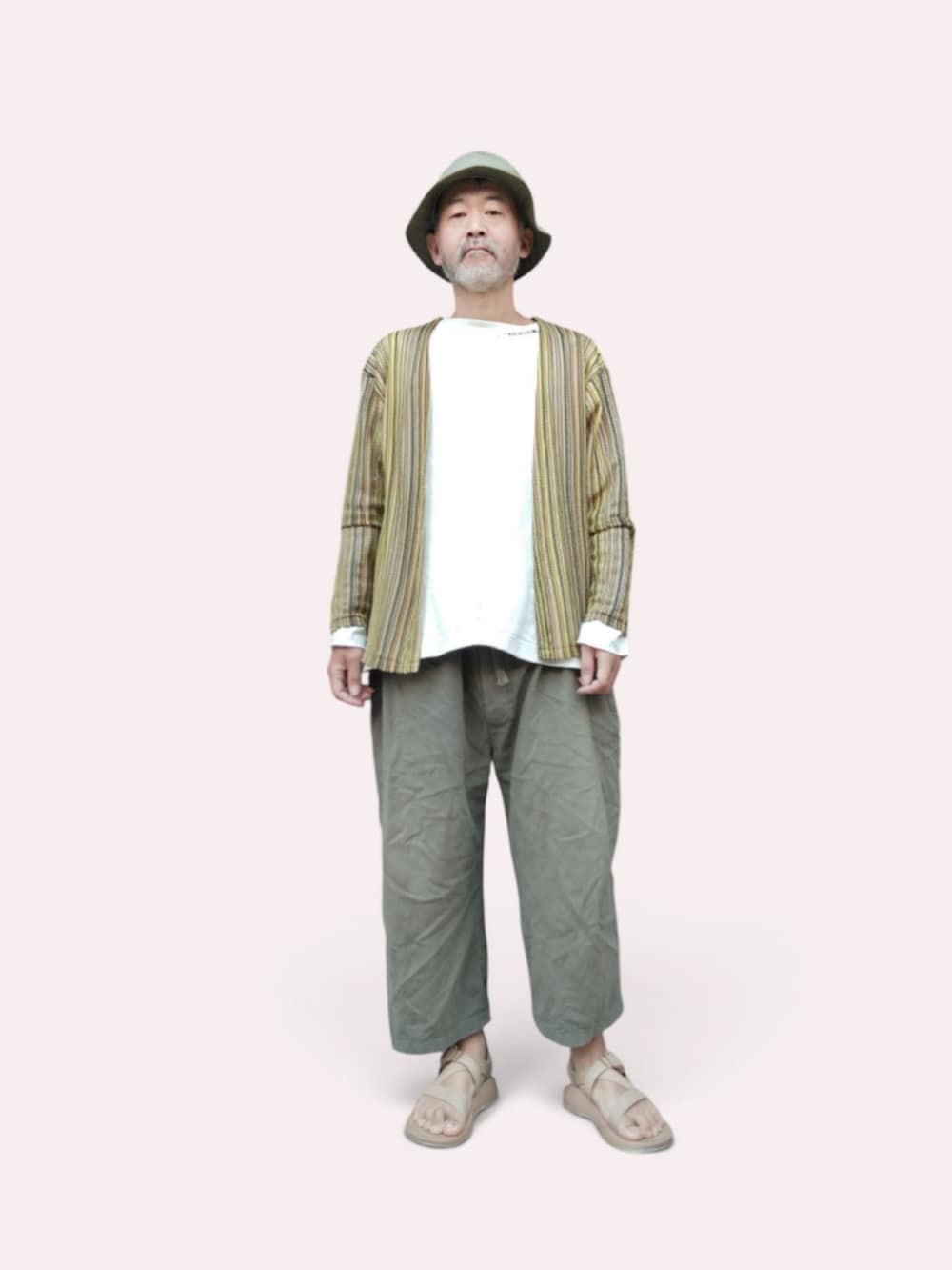 グリーン系のその他パンツ、ベージュ系のサンダル、ホワイト系のTシャツ/カットソーを着用したメンズの夏コーディネートの3枚目の写真