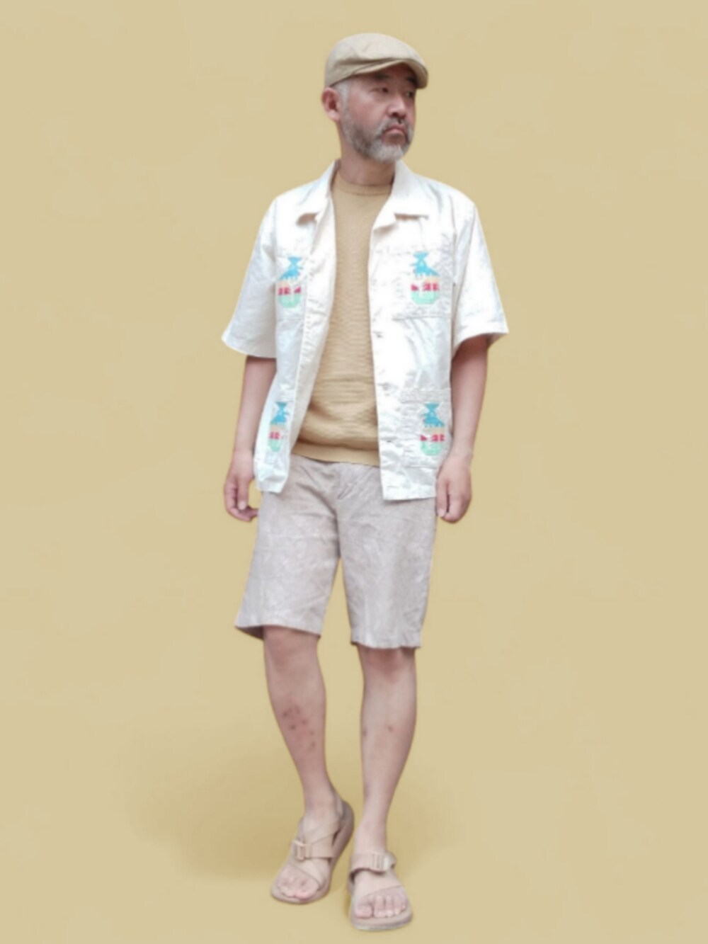 ベージュ系のサンダル、ホワイト系のシャツ/ブラウス、ベージュ系のその他パンツを着用したメンズの夏コーディネートの4枚目の写真