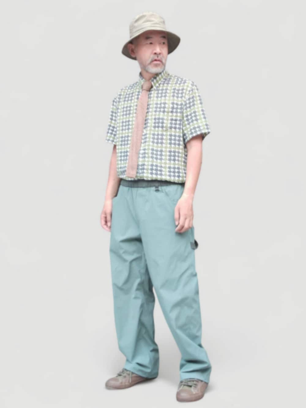 グリーン系のシャツ/ブラウス、グリーン系のパンツ、グリーン系のスニーカーを着用したメンズの秋コーディネートの4枚目の写真