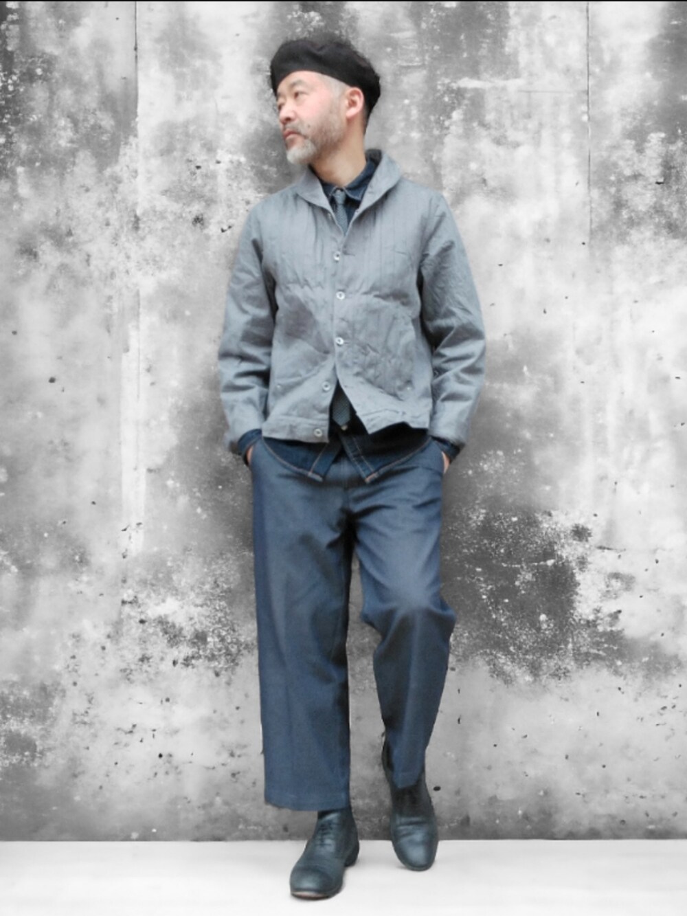 ブルー系のその他パンツ、グレー系のジャケット/アウター、ブルー系のシャツ/ブラウスを着用したメンズの冬コーディネートの3枚目の写真