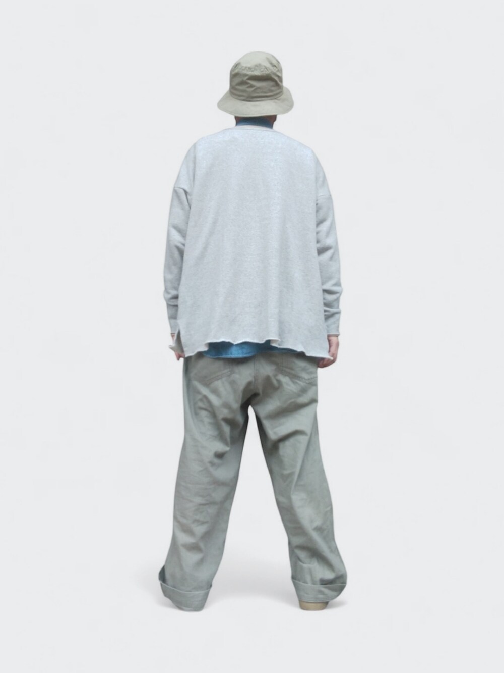 グリーン系のカーゴパンツ、グレー系のカーディガン/ボレロ、ベージュ系のスウェットを着用したメンズの春コーディネートの5枚目の写真