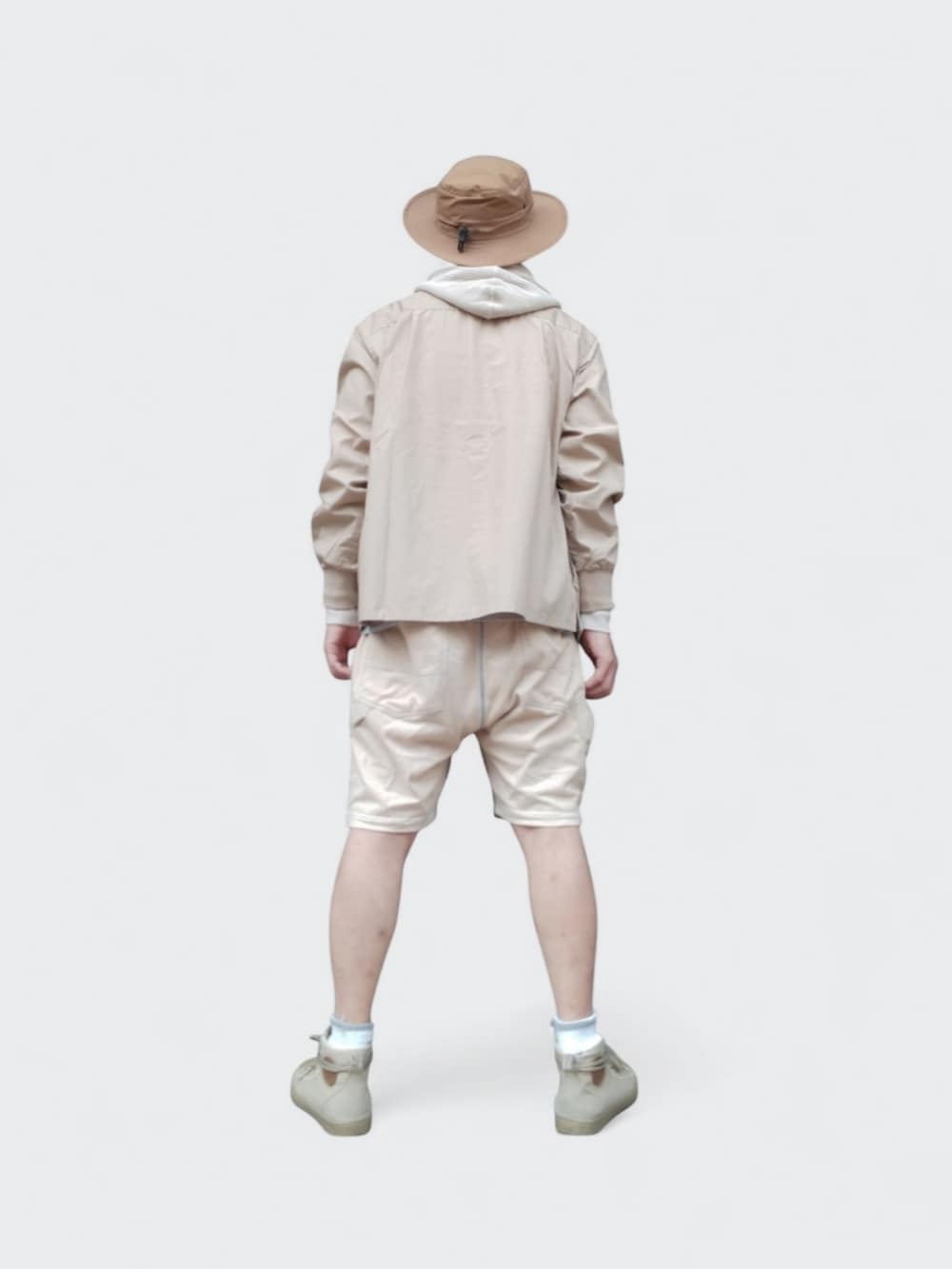 ベージュ系のスニーカー、イエロー系のパンツ、ベージュ系のシャツ/ブラウスを着用したメンズの春コーディネートの5枚目の写真