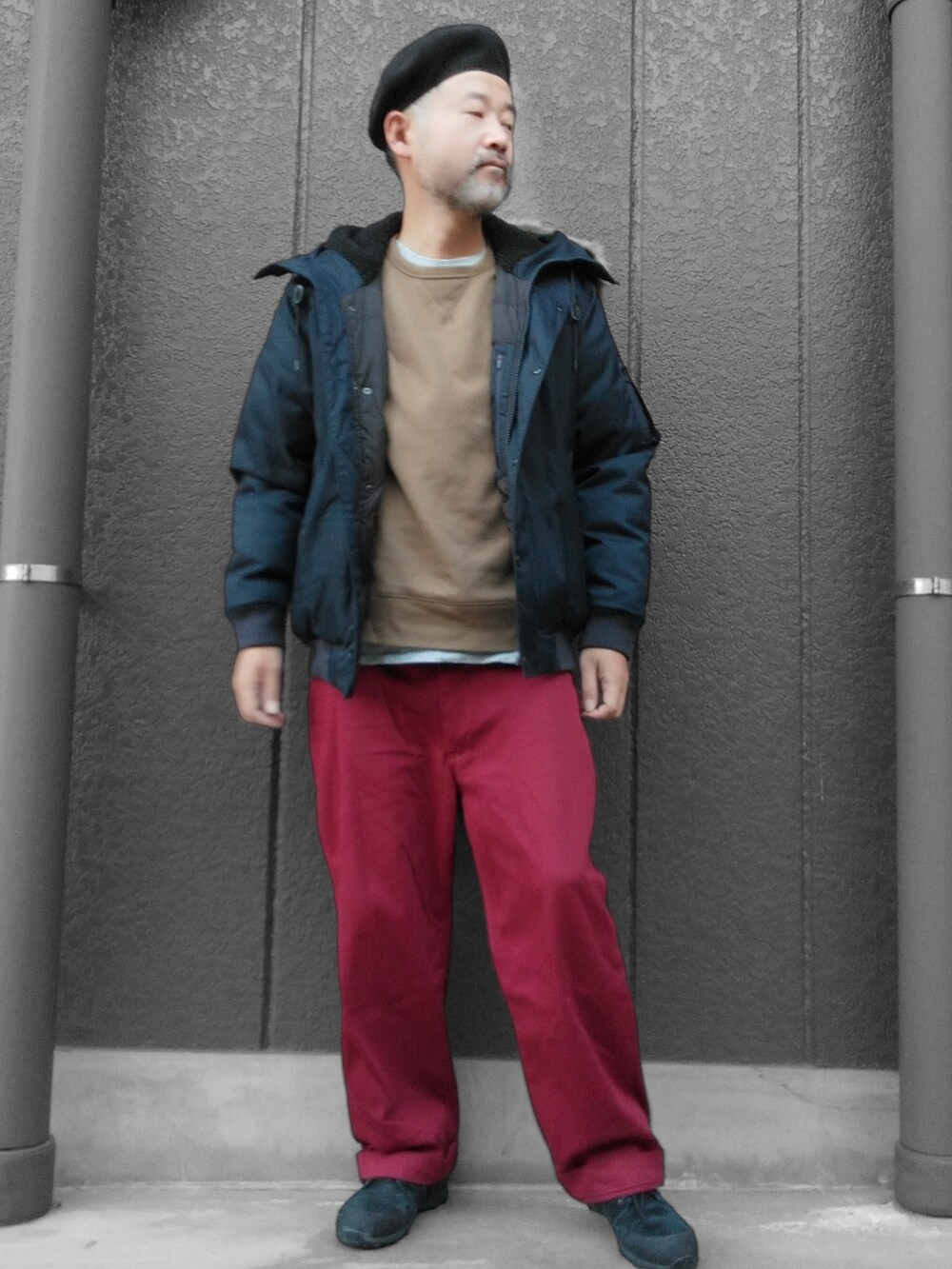 レッド系のチノパンツ、ブルー系のダウンジャケット/コート、ベージュ系のスウェットを着用したメンズの冬コーディネートの2枚目の写真