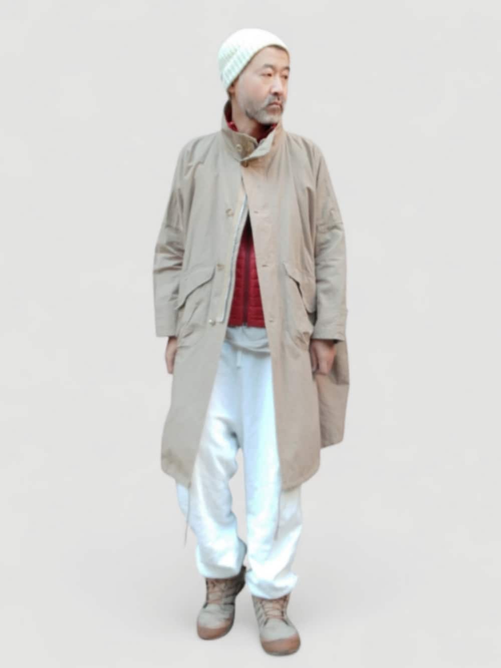 ベージュ系のスニーカー、ホワイト系のスウェットパンツ、ベージュ系のジャケット/アウターを着用したメンズの冬コーディネートの4枚目の写真