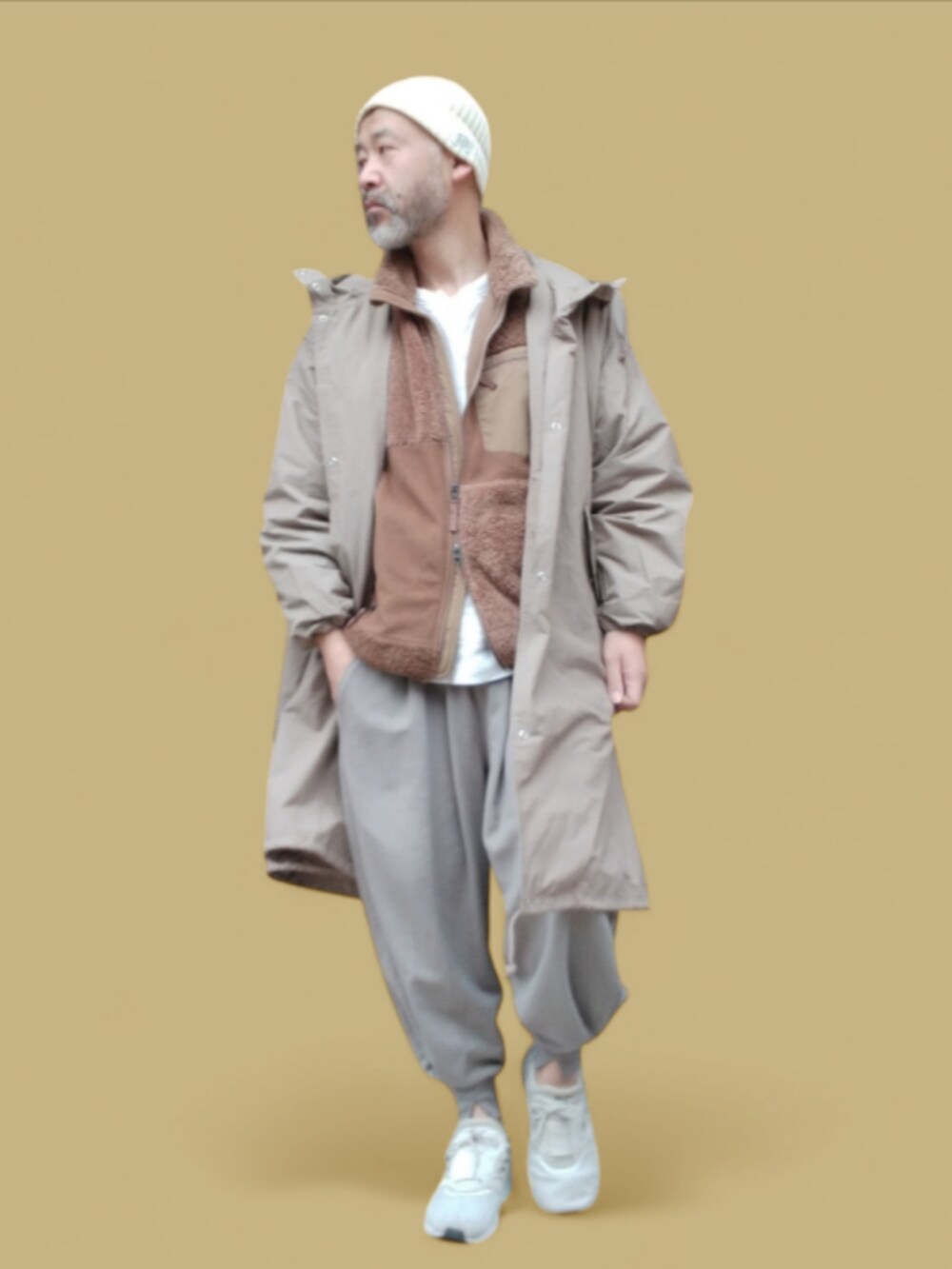 グレー系のスウェットパンツ、ベージュ系のその他アウター、ベージュ系のモッズコートを着用したメンズの冬コーディネートの2枚目の写真