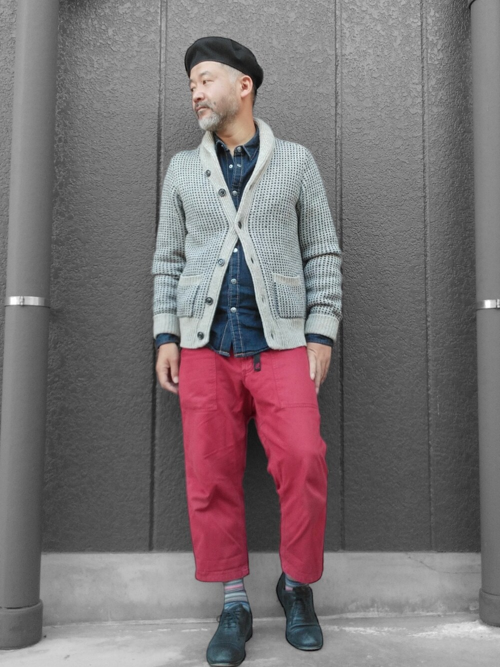 レッド系のその他パンツ、ベージュ系のカーディガン/ボレロ、ブルー系のシャツ/ブラウスを着用したメンズの秋コーディネートの3枚目の写真