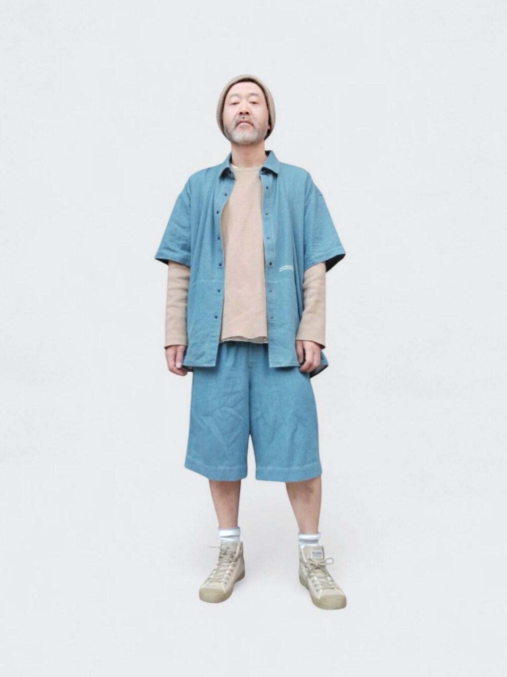 ベージュ系のスニーカー、ブルー系のシャツ/ブラウス、ベージュ系のスウェットを着用したメンズの春コーディネートの4枚目の写真