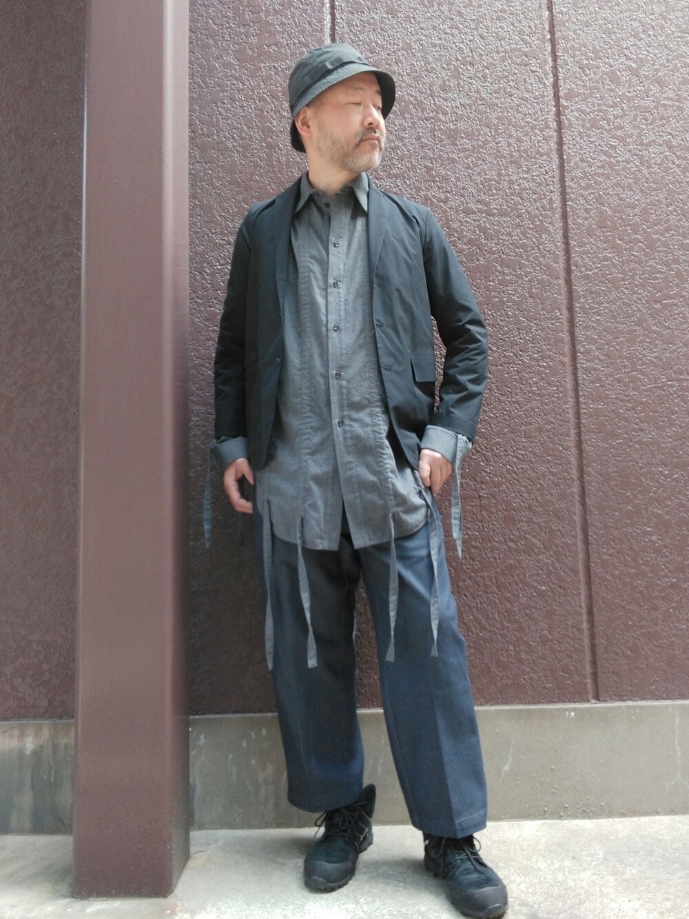 ブラック系のスニーカー、ブルー系のその他パンツ、グレー系のシャツ/ブラウスを着用したメンズの春コーディネートの2枚目の写真