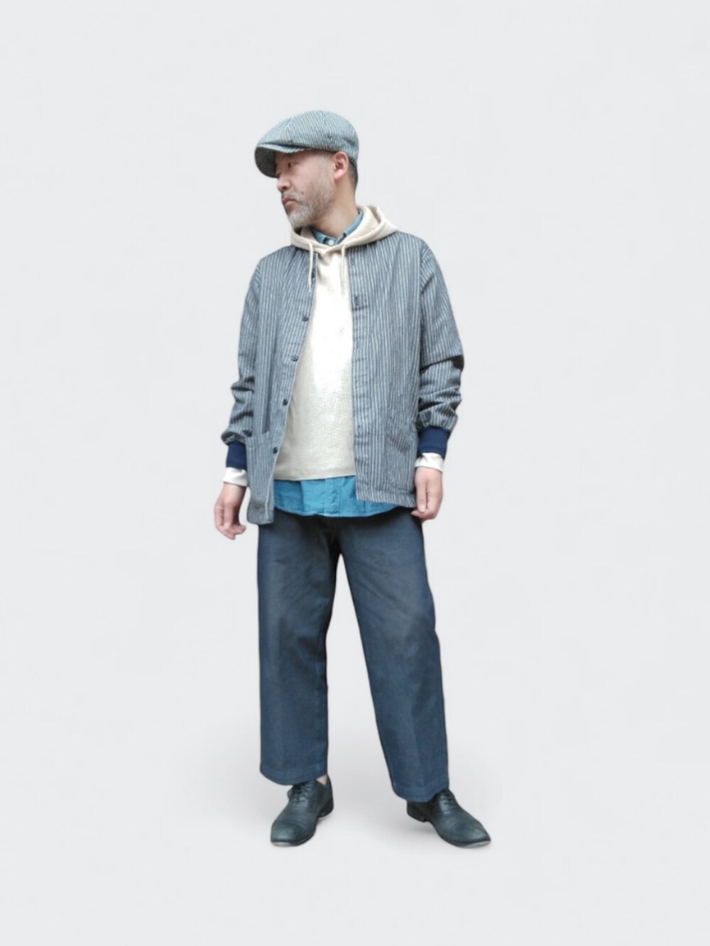 ブルー系のその他パンツ、ベージュ系のパーカー、ブルー系のシャツ/ブラウスを着用したメンズの春コーディネートの4枚目の写真