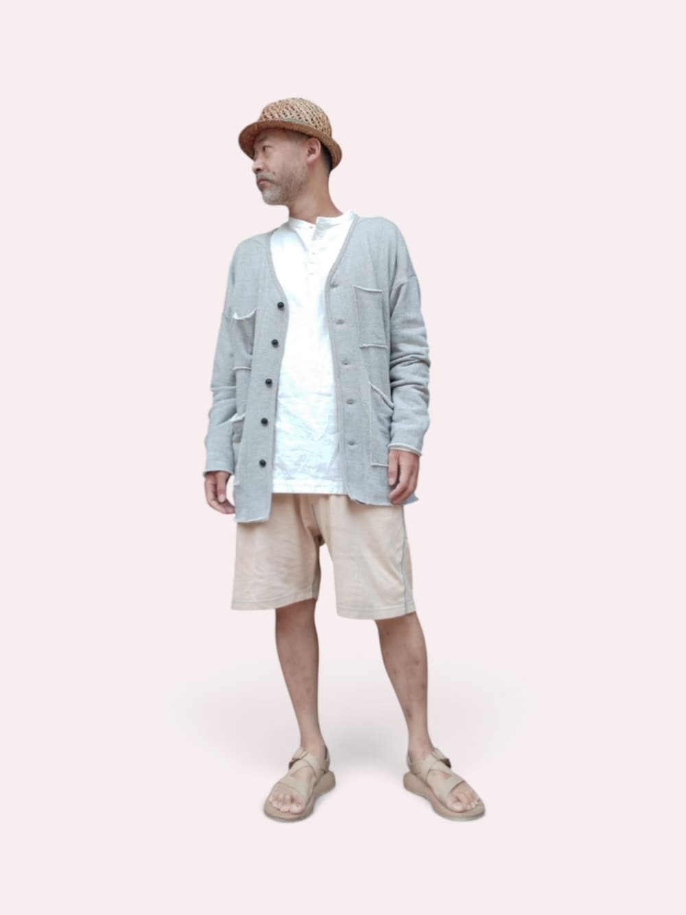 ベージュ系のサンダル、イエロー系のパンツ、グレー系のカーディガン/ボレロを着用したメンズの夏コーディネートの3枚目の写真