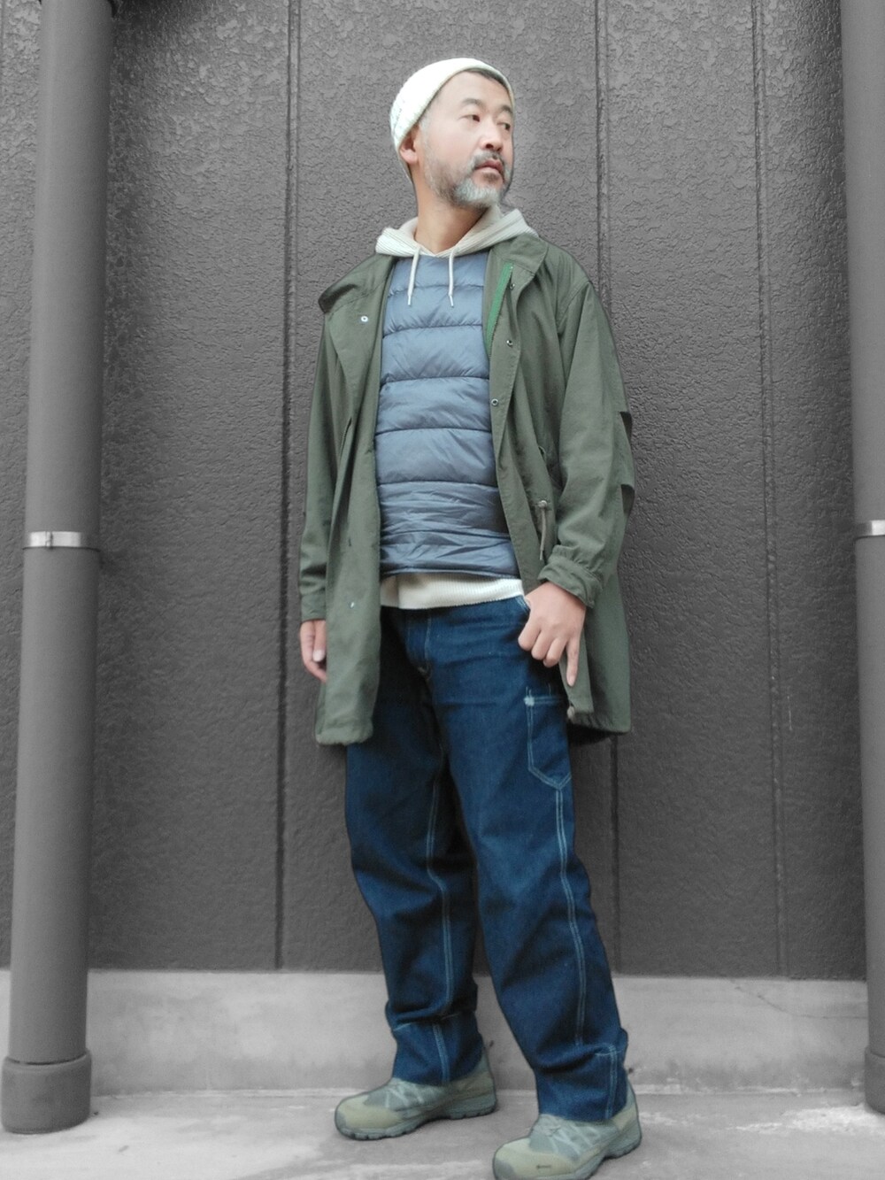 ブルー系のデニムパンツ、グリーン系のスニーカー、グリーン系のモッズコートを着用したメンズの冬コーディネートの2枚目の写真