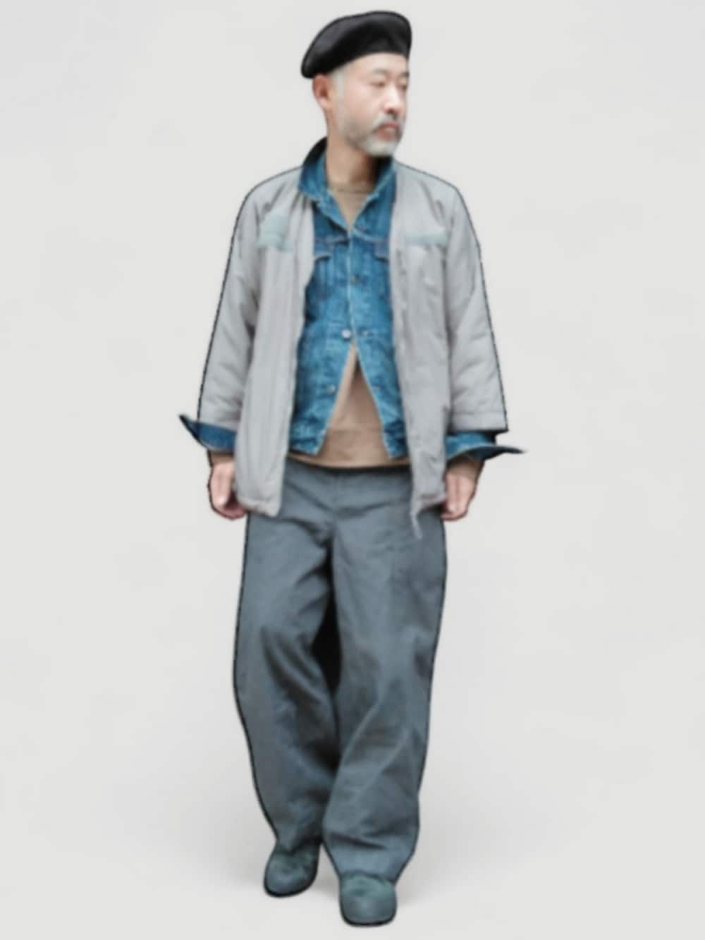 ブラック系のその他パンツ、グレー系のジャケット/アウター、ブルー系のデニムジャケットを着用したメンズの秋コーディネートの2枚目の写真