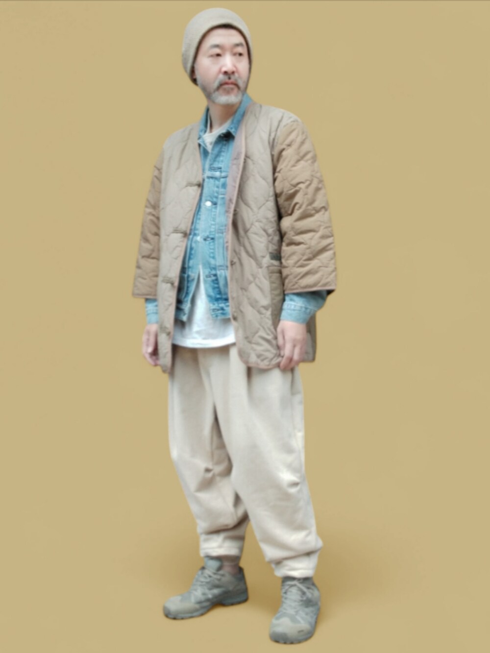 ベージュ系のスウェットパンツ、グリーン系のスニーカー、ブルー系のデニムジャケットを着用したメンズの冬コーディネートの3枚目の写真