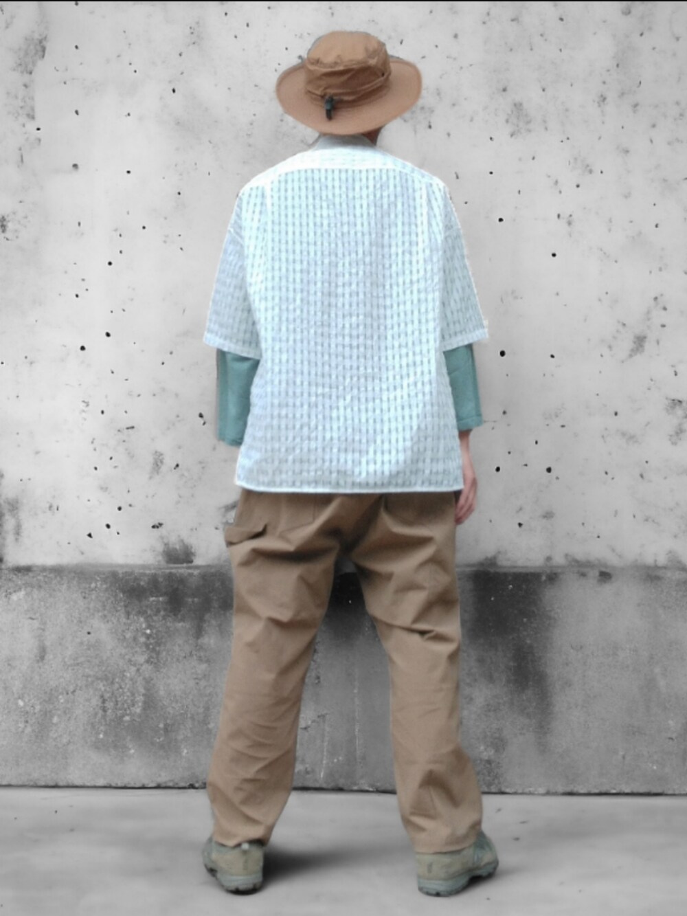 ベージュ系のパンツ、グリーン系のスニーカー、ホワイト系のシャツ/ブラウスを着用したメンズの春コーディネートの5枚目の写真