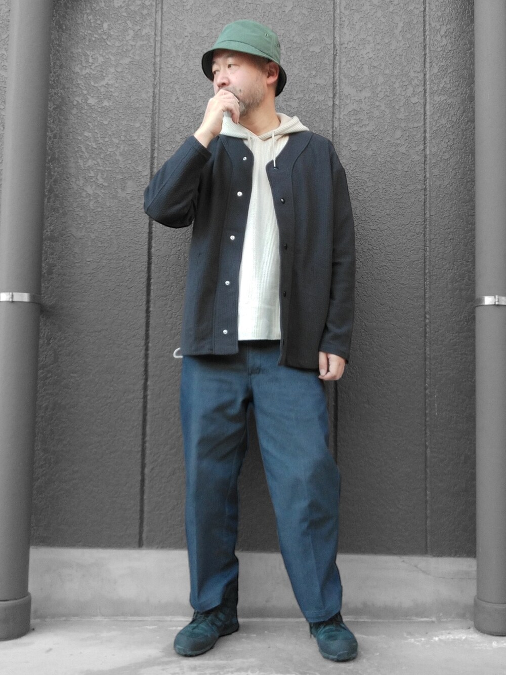 ブルー系のその他パンツ、ブラック系のカーディガン/ボレロ、ベージュ系のパーカーを着用したメンズの春コーディネートの4枚目の写真