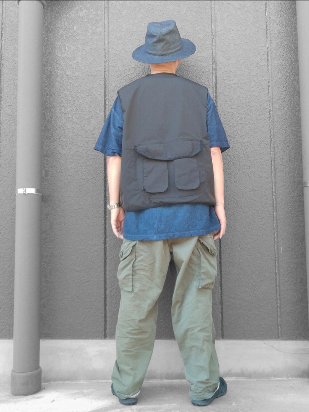グリーン系のカーゴパンツ、ブラック系のスニーカー、ブルー系のTシャツ/カットソーを着用したメンズの夏コーディネートの5枚目の写真