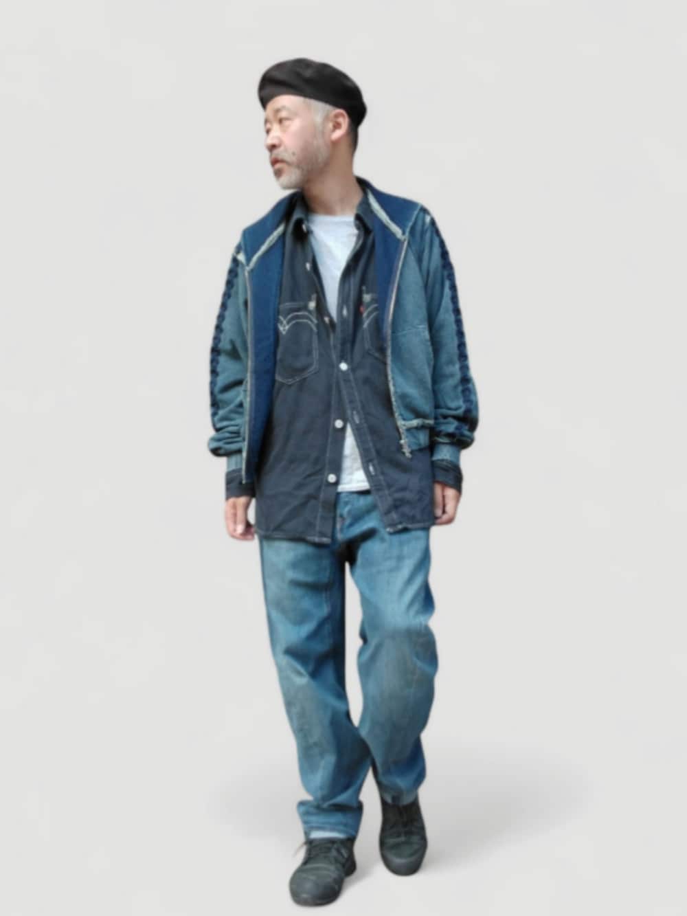 ブルー系のデニムパンツ、ブルー系のパーカー、ブラック系のスニーカーを着用したメンズの秋コーディネートの2枚目の写真