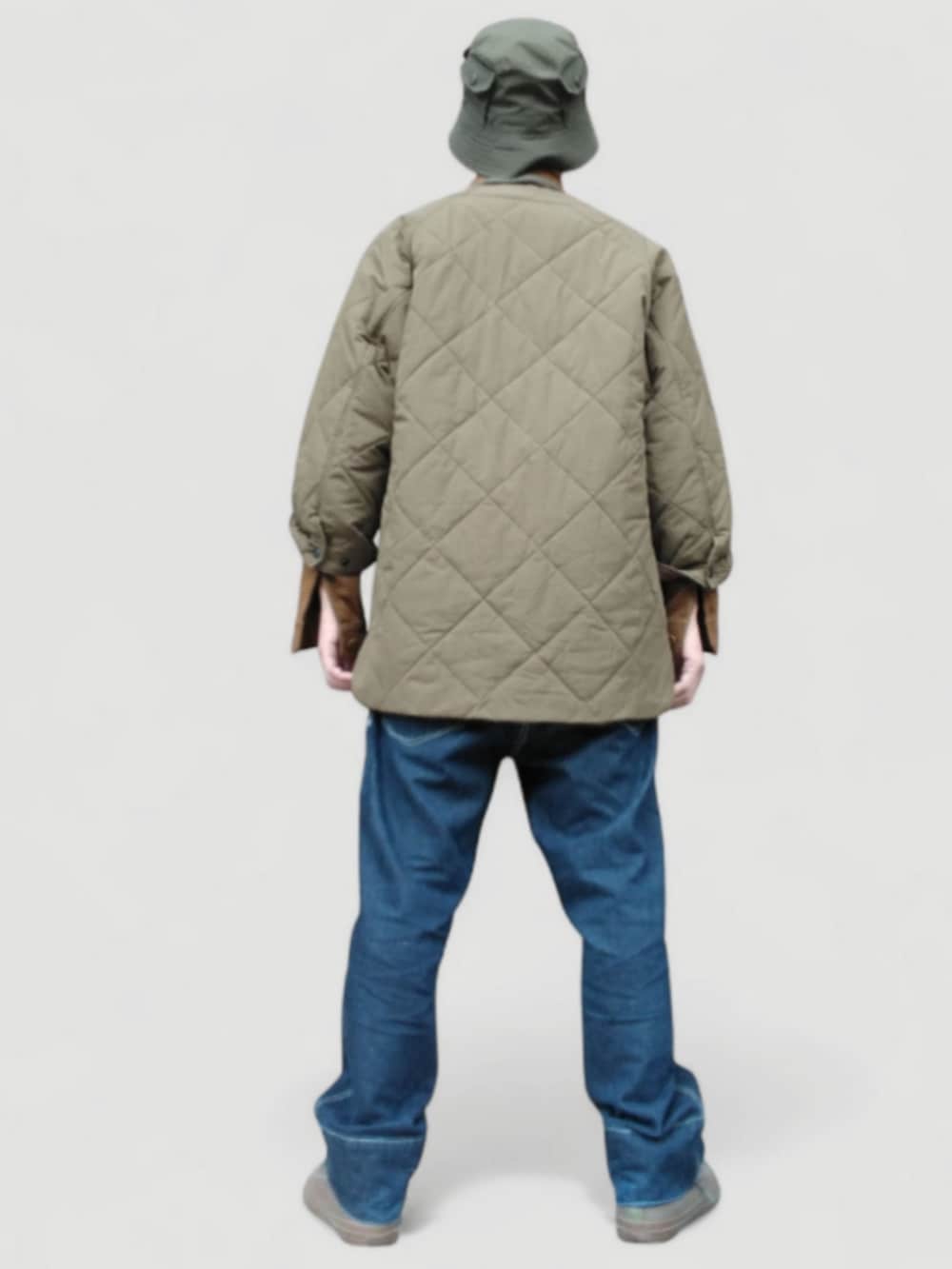 ブルー系のデニムパンツ、グリーン系のスニーカー、イエロー系のシャツ/ブラウスを着用したメンズの冬コーディネートの5枚目の写真