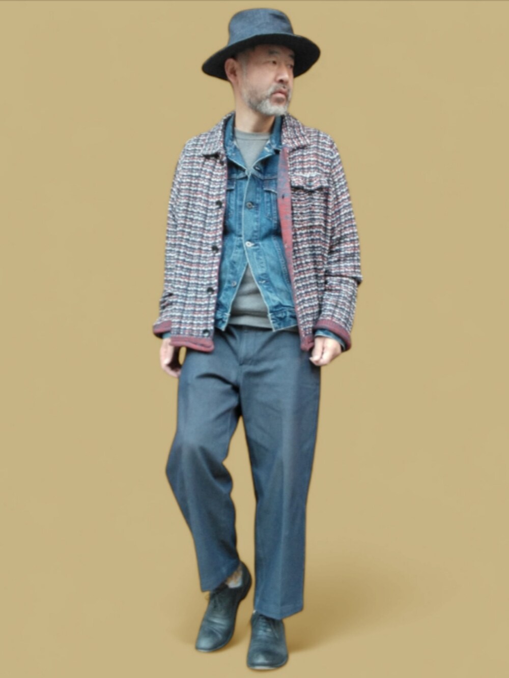 ブルー系のその他パンツ、ブルー系のデニムジャケット、その他のニット/セーターを着用したメンズの冬コーディネートの2枚目の写真