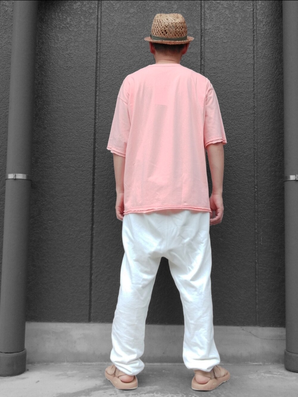 ホワイト系のスウェットパンツ、ベージュ系のサンダル、オレンジ系のTシャツ/カットソーを着用したメンズの夏コーディネートの5枚目の写真