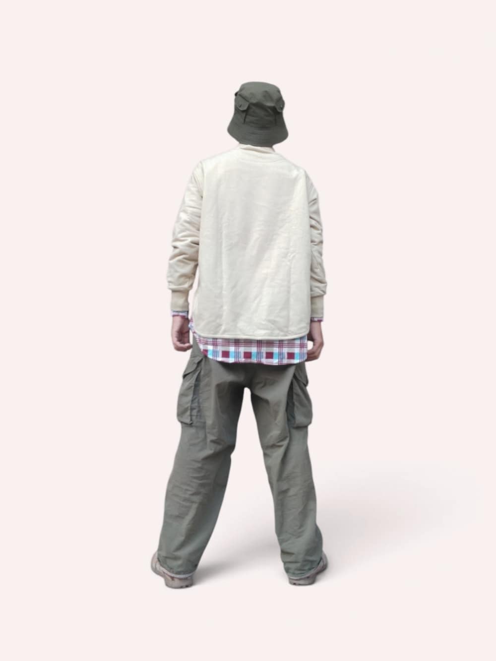 グリーン系のカーゴパンツ、ベージュ系のスニーカー、ベージュ系のスウェットを着用したメンズの秋コーディネートの5枚目の写真