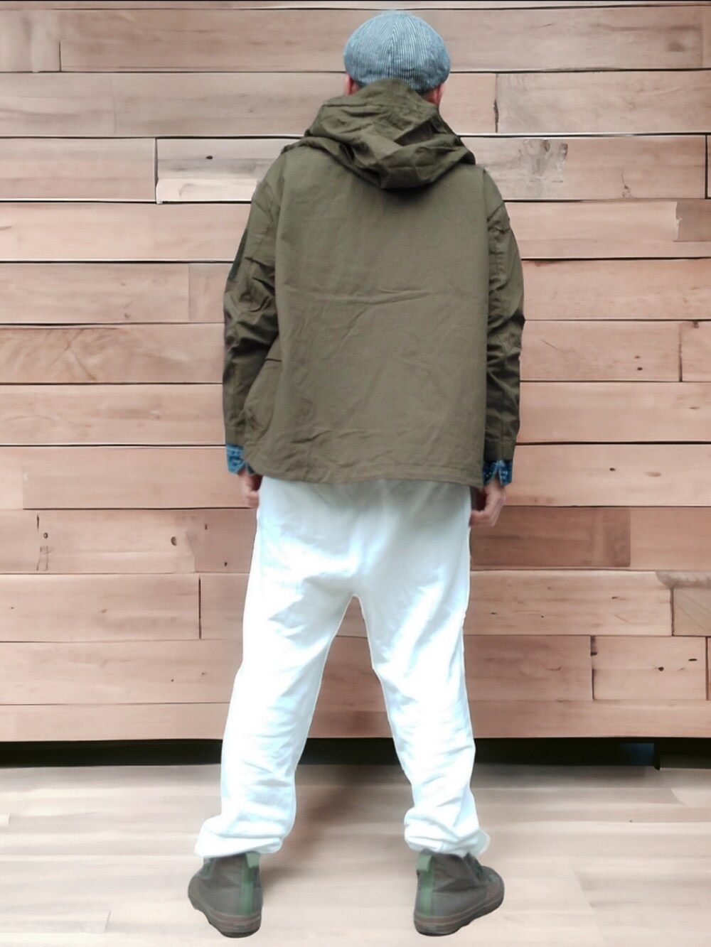 ホワイト系のスウェットパンツ、グリーン系のスニーカー、グリーン系のジャケット/アウターを着用したメンズの冬コーディネートの5枚目の写真