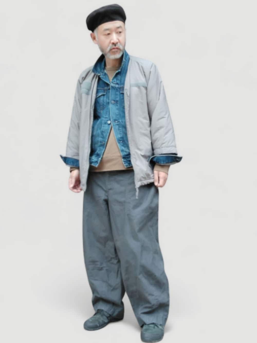 ブラック系のその他パンツ、グレー系のジャケット/アウター、ブルー系のデニムジャケットを着用したメンズの秋コーディネートの4枚目の写真