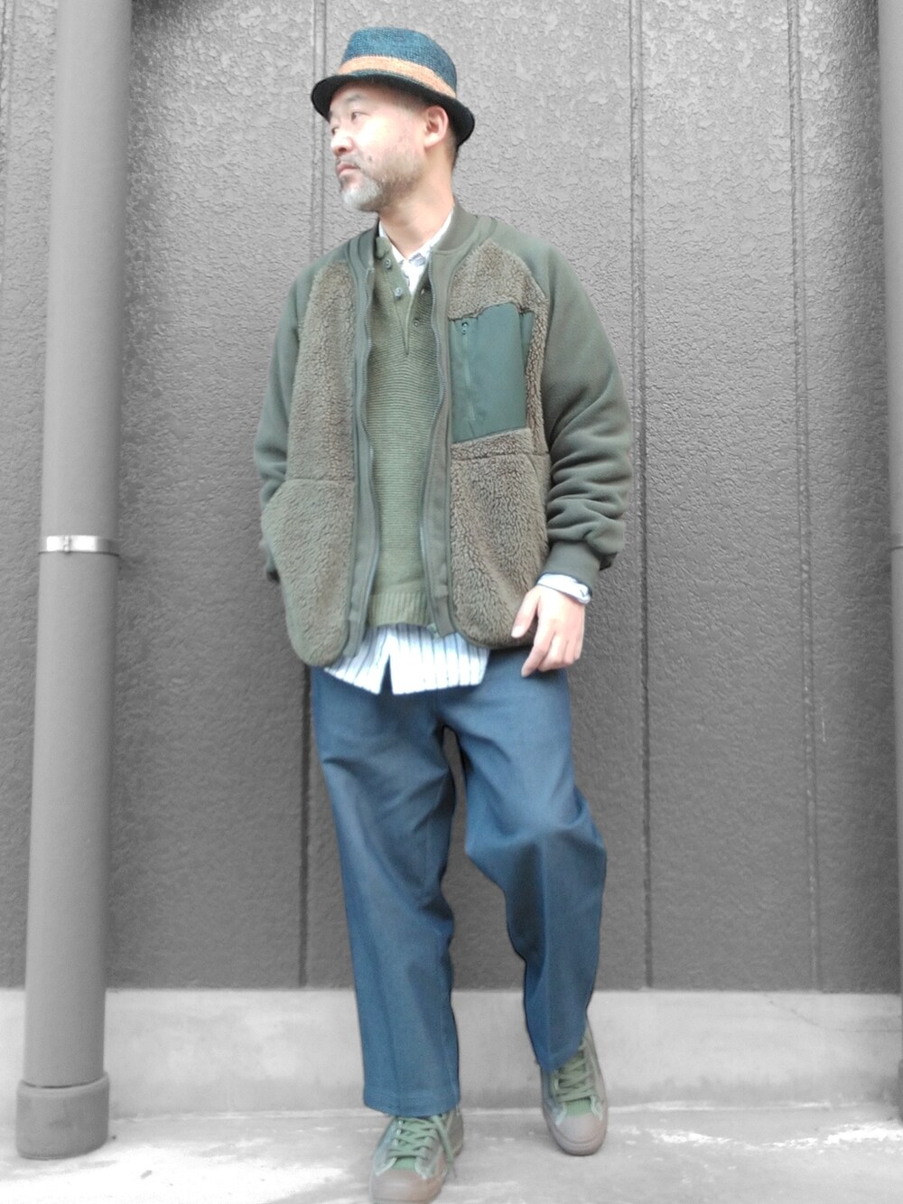 ブルー系のその他パンツ、グリーン系のスニーカー、グリーン系のトップスを着用したメンズの冬コーディネートの2枚目の写真