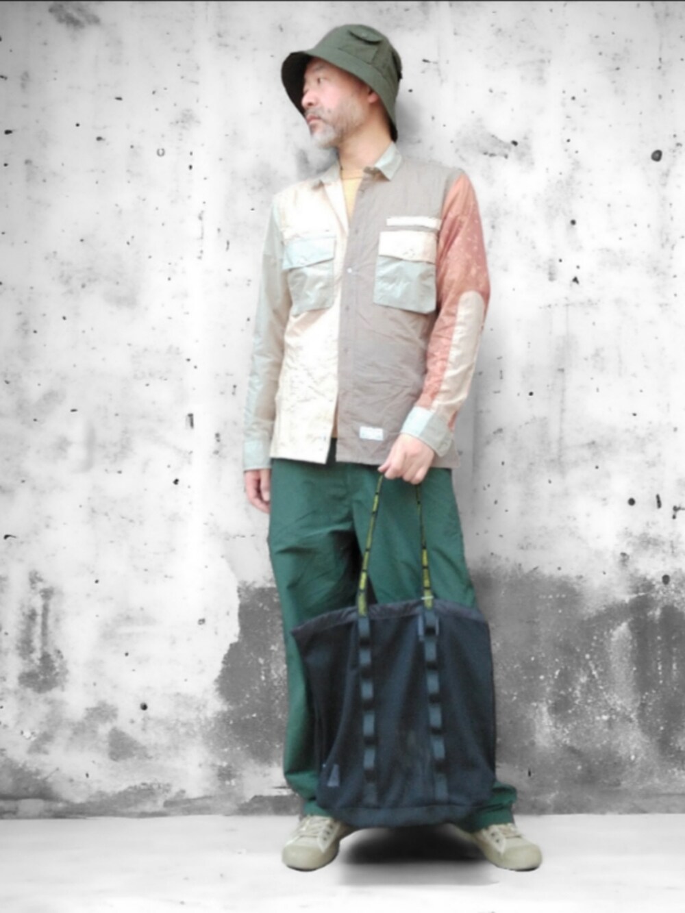 その他のシャツ/ブラウス、ブラック系のトートバッグ、グリーン系のその他パンツを着用したメンズの春コーディネートの4枚目の写真