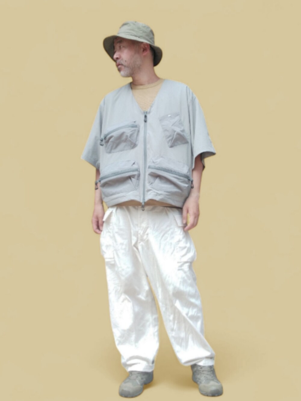 グリーン系のスニーカー、ホワイト系のカーゴパンツ、グレー系のジャケット/アウターを着用したメンズの夏コーディネートの3枚目の写真