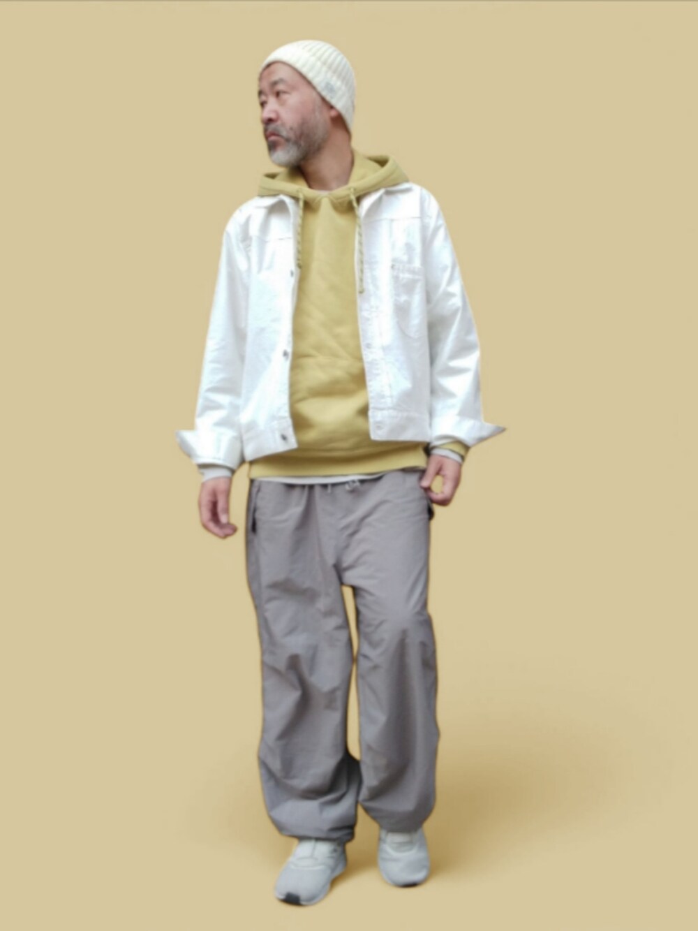 グレー系のパンツ、ホワイト系のスニーカー、ホワイト系のジャケット/アウターを着用したメンズの春コーディネートの2枚目の写真