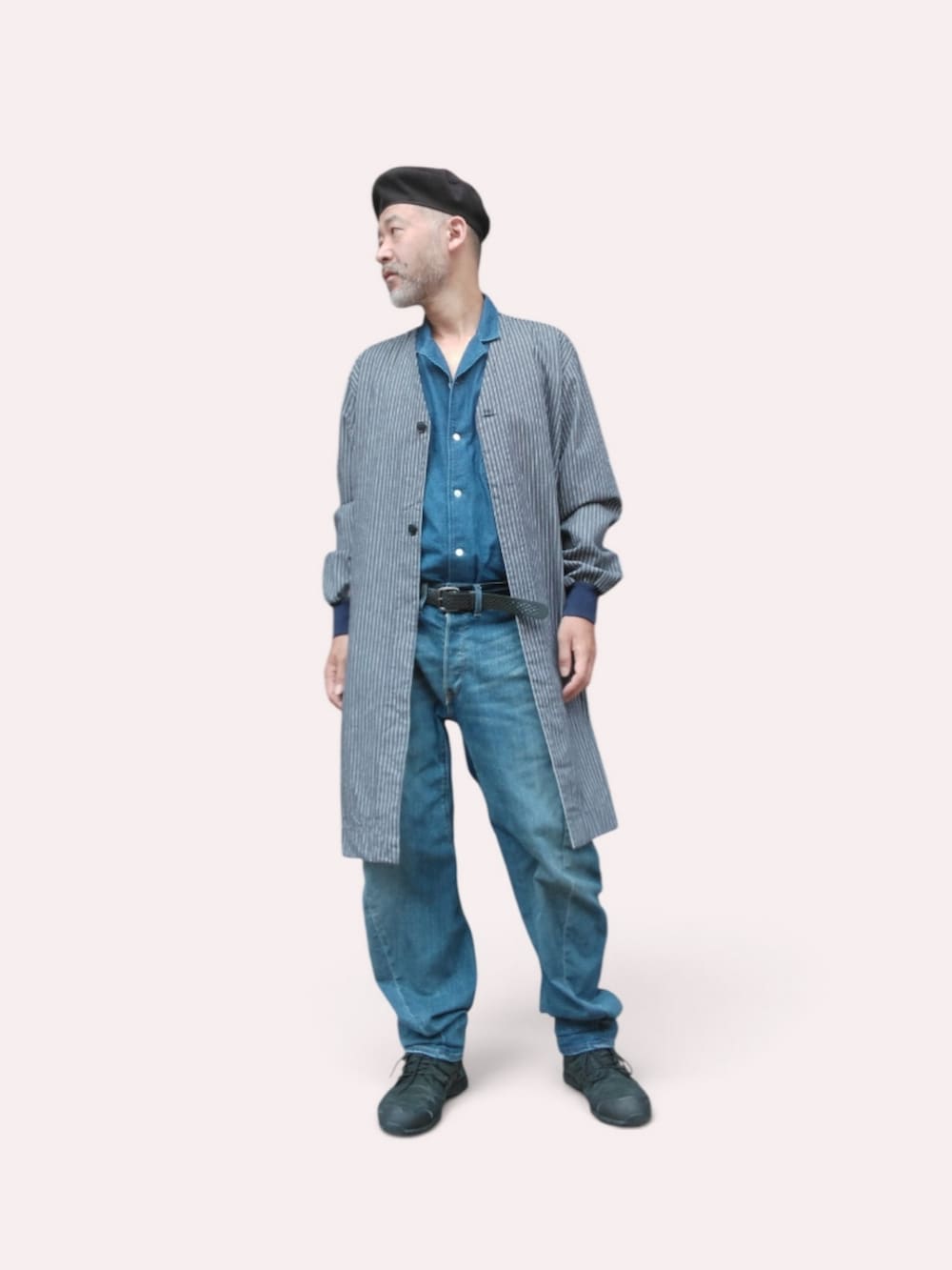 ブルー系のデニムパンツ、ブラック系のスニーカー、ブルー系のシャツ/ブラウスを着用したメンズの夏コーディネートの3枚目の写真