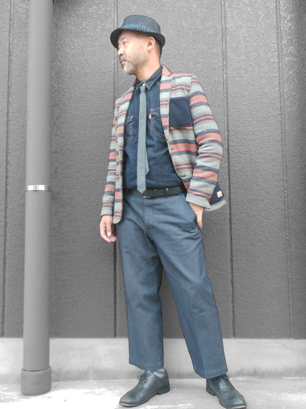 ブルー系のその他パンツ、ブルー系のシャツ/ブラウス、その他のテーラードジャケットを着用したメンズの秋コーディネートの4枚目の写真