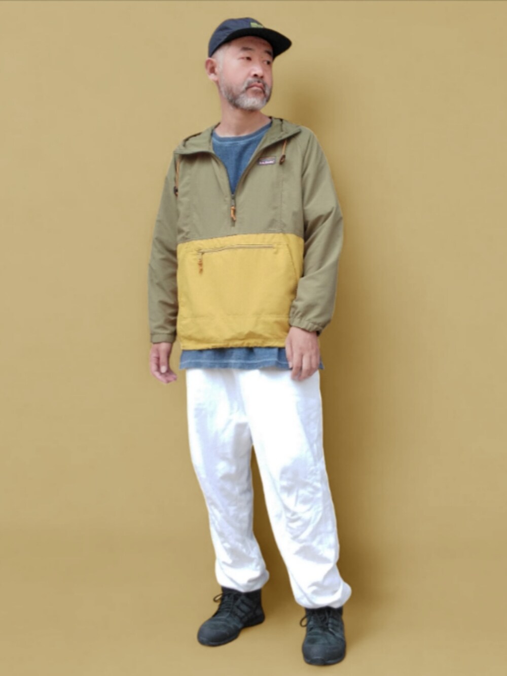 ブルー系のTシャツ/カットソー、グリーン系のパーカー、ホワイト系のスウェットパンツを着用したメンズの夏コーディネートの2枚目の写真