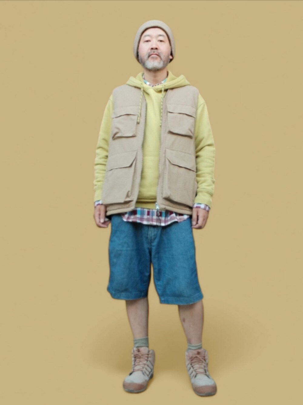 ブルー系のその他パンツ、グリーン系のパーカー、ベージュ系のその他アウターを着用したメンズの秋コーディネートの4枚目の写真