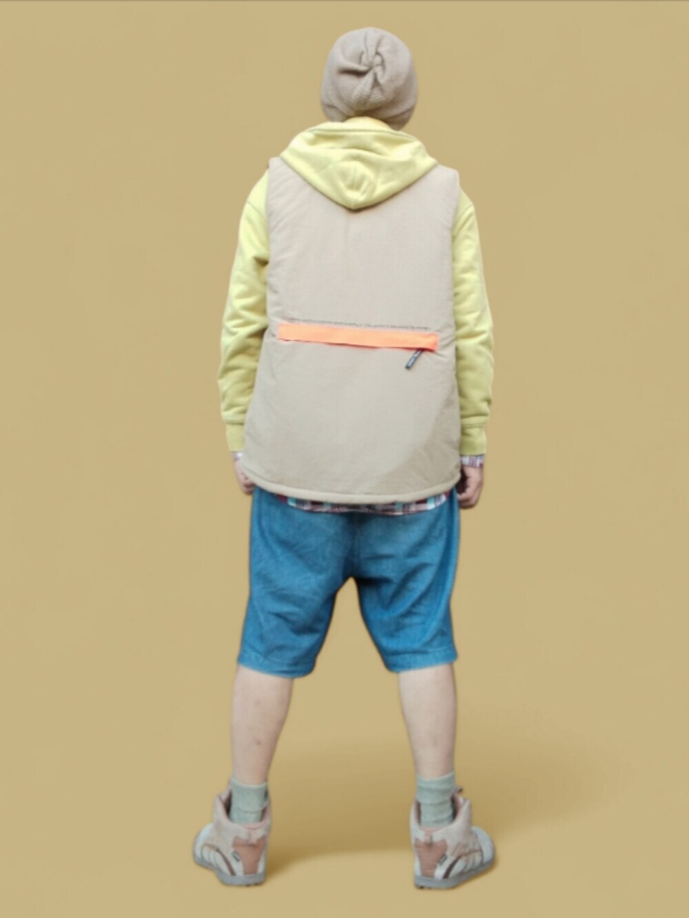 ブルー系のその他パンツ、グリーン系のパーカー、ベージュ系のその他アウターを着用したメンズの秋コーディネートの5枚目の写真