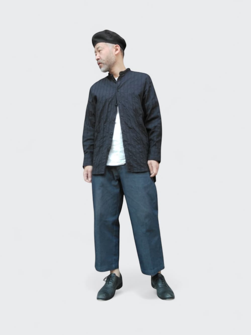 ブルー系のその他パンツ、ブラック系のシャツ/ブラウス、ブラック系のハンチング/ベレー帽を着用したメンズの冬コーディネートの3枚目の写真