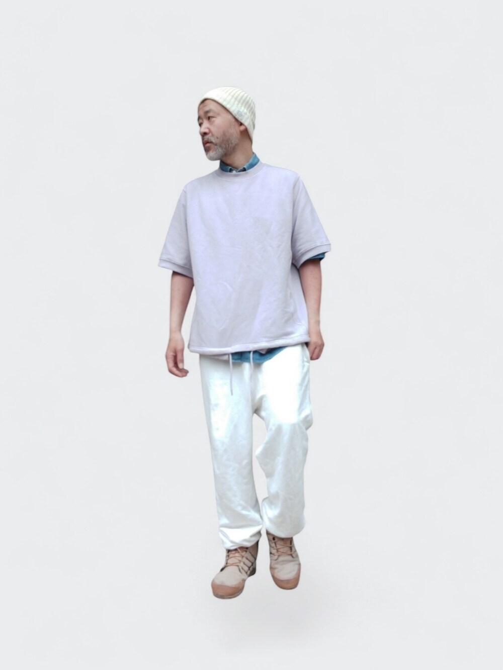 パープル系のTシャツ/カットソー、ホワイト系のスウェットパンツ、ベージュ系のスニーカーを着用したメンズの春コーディネートの2枚目の写真
