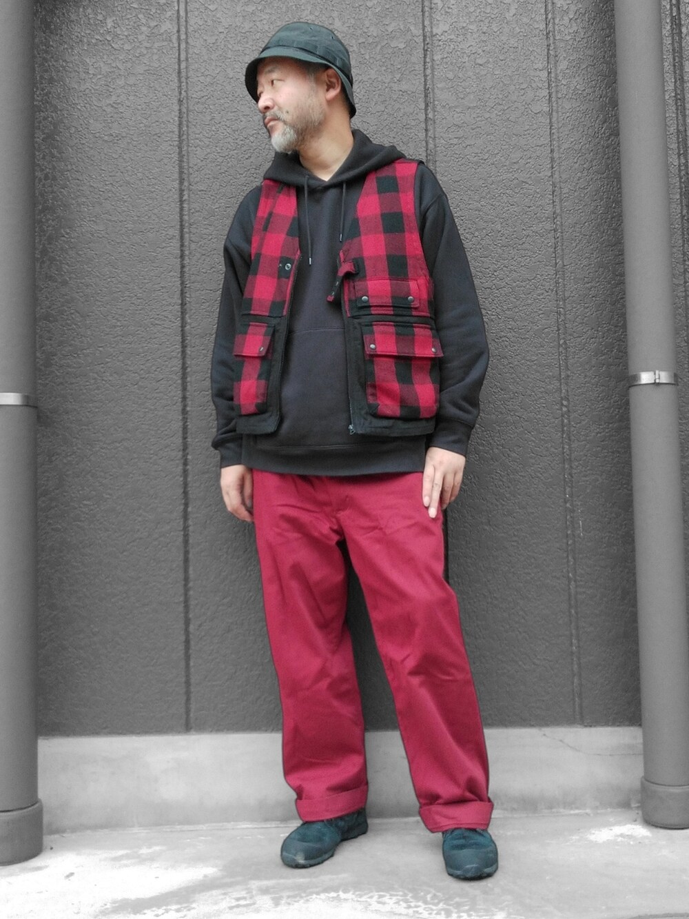 レッド系のチノパンツ、ブラック系のスニーカー、レッド系のその他アウターを着用したメンズの秋コーディネートの4枚目の写真