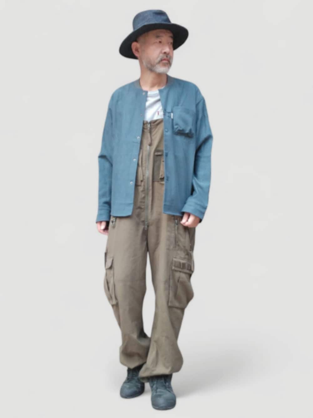 ブラック系のスニーカー、グリーン系のサロペット/オーバーオール、ブルー系のTシャツ/カットソーを着用したメンズの秋コーディネートの2枚目の写真