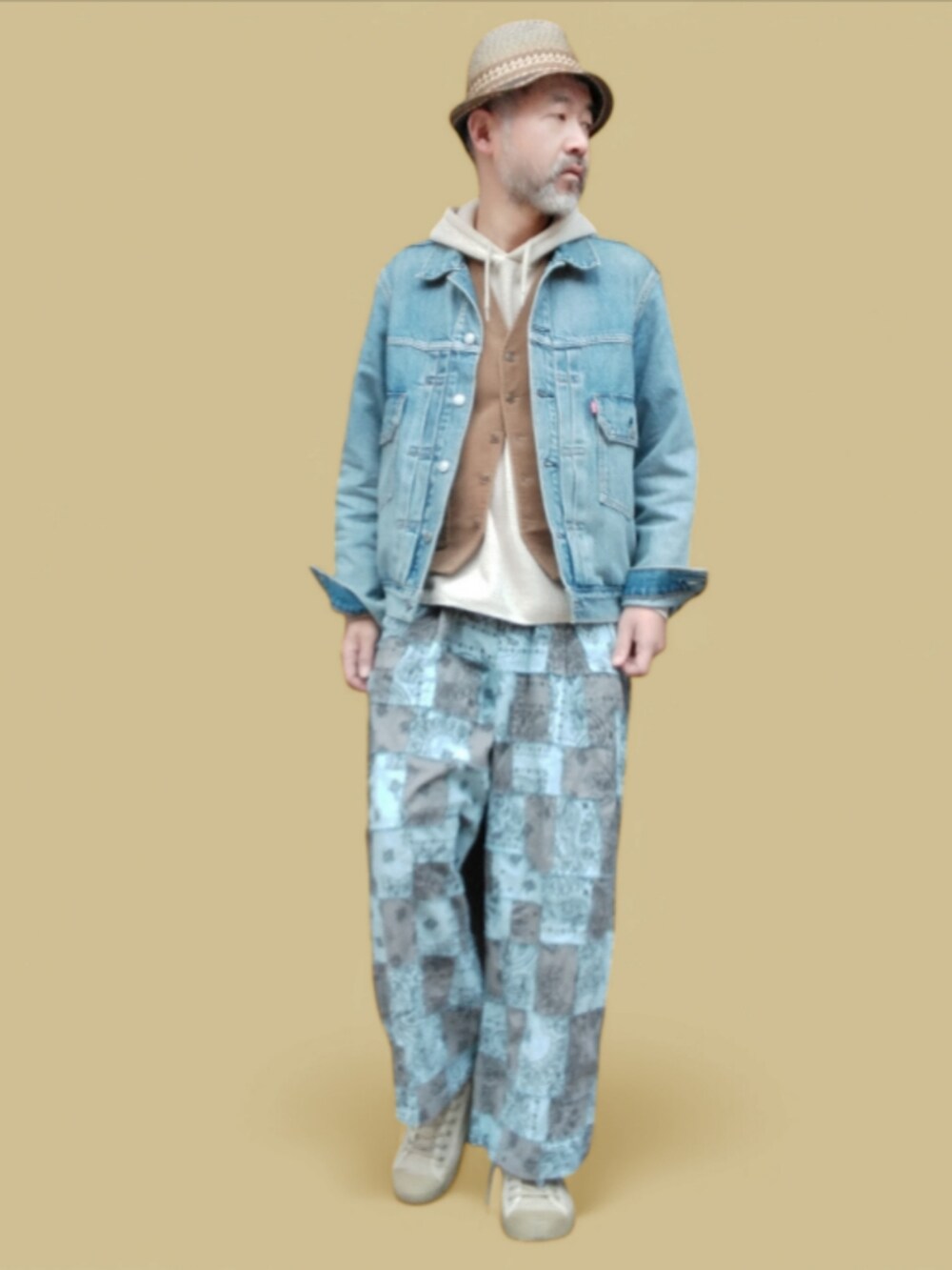 ブルー系のその他パンツ、ベージュ系のスニーカー、ブルー系のデニムジャケットを着用したメンズの冬コーディネートの2枚目の写真