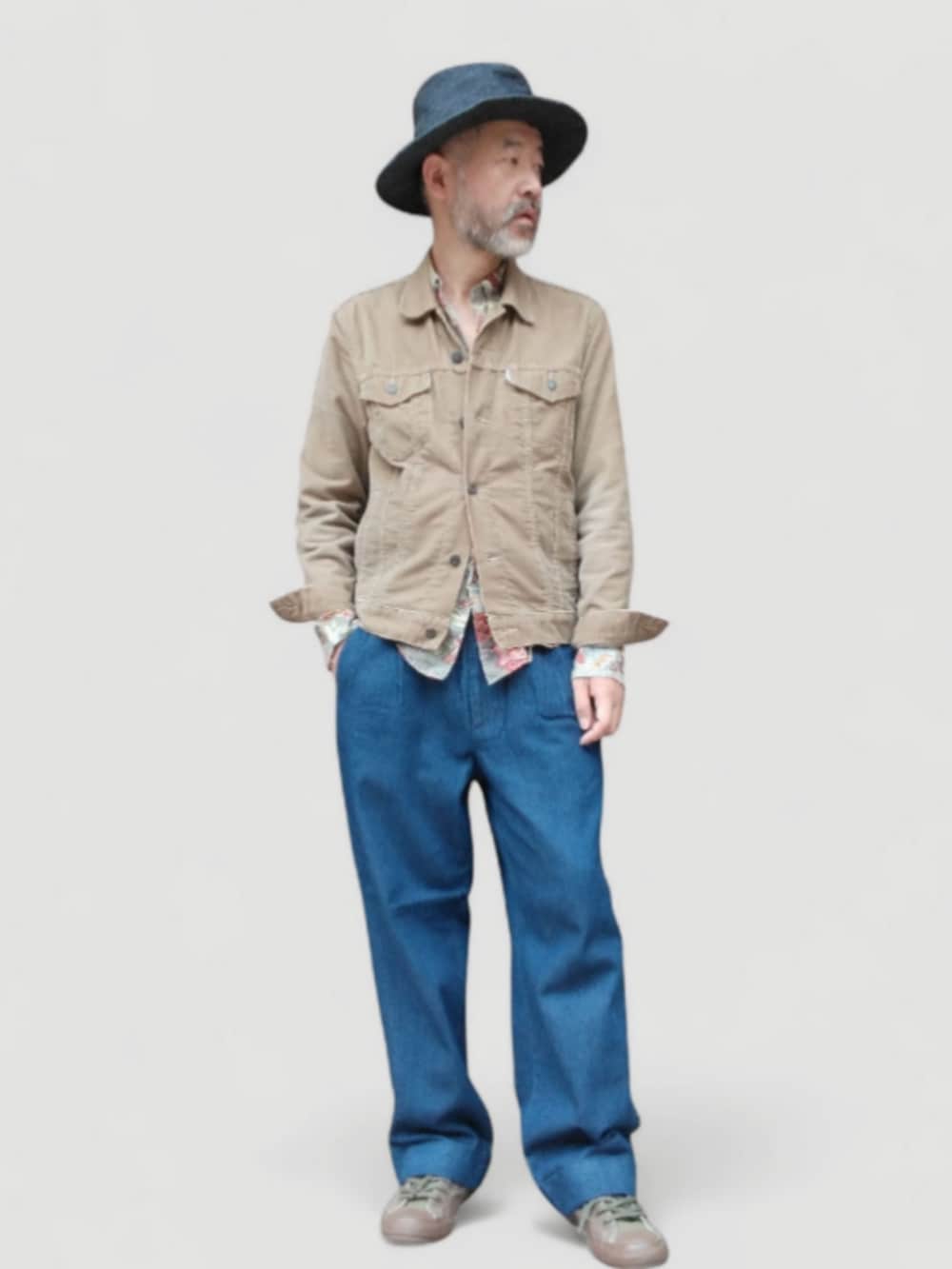 ブルー系のパンツ、グリーン系のスニーカー、ベージュ系のデニムジャケットを着用したメンズの秋コーディネートの2枚目の写真