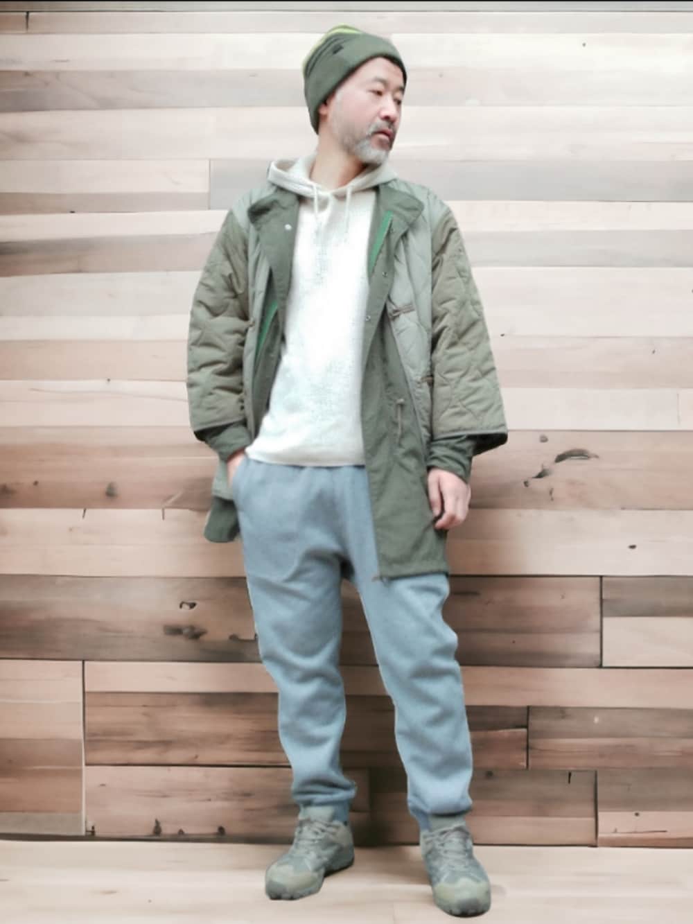 グレー系のスウェットパンツ、ベージュ系のスニーカー、グリーン系のジャケット/アウターを着用したメンズの冬コーディネートの3枚目の写真