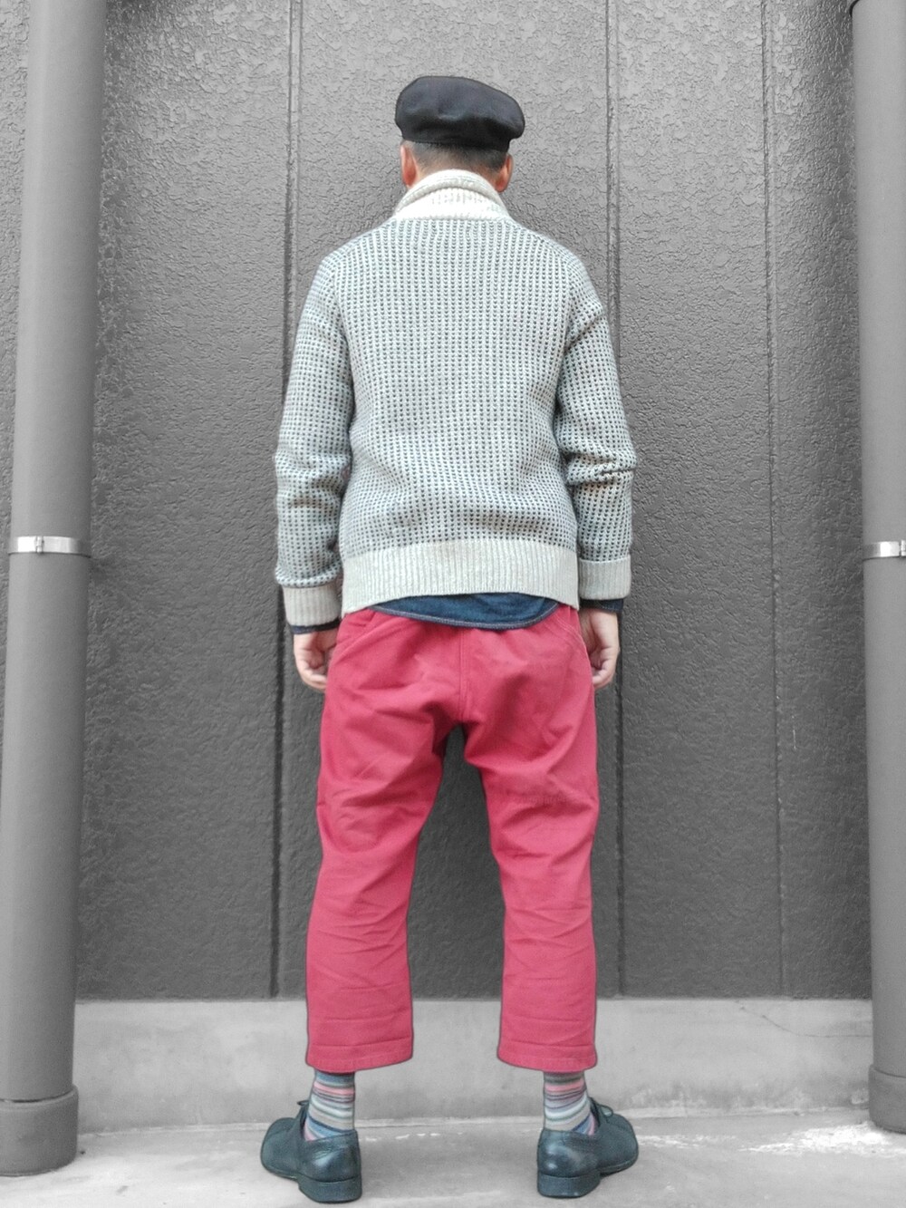 レッド系のその他パンツ、ベージュ系のカーディガン/ボレロ、ブルー系のシャツ/ブラウスを着用したメンズの秋コーディネートの5枚目の写真