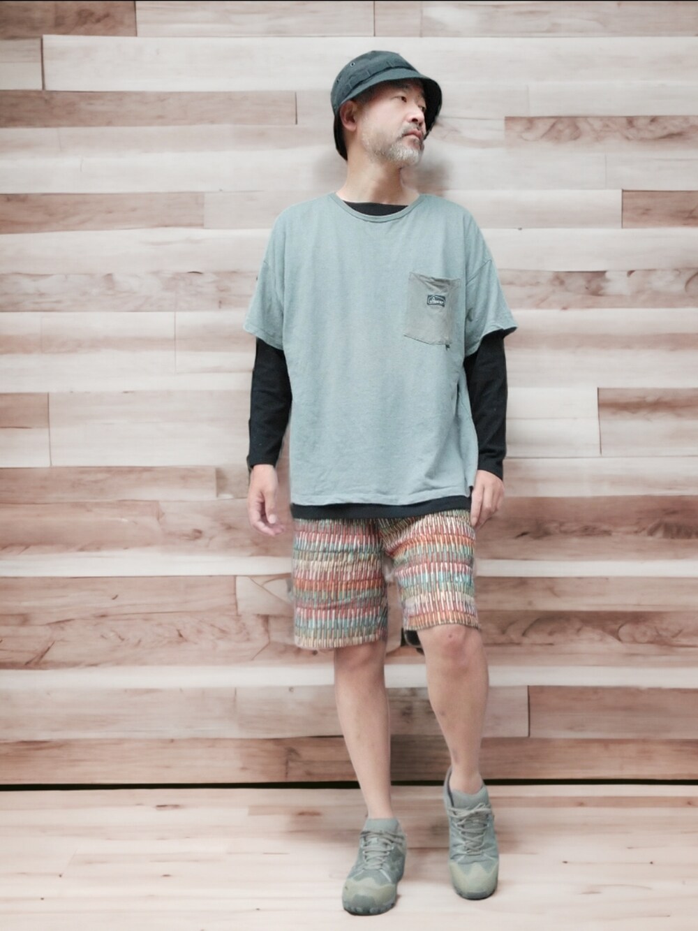 グリーン系のTシャツ/カットソー、その他のその他パンツ、グリーン系のスニーカーを着用したメンズの秋コーディネートの3枚目の写真
