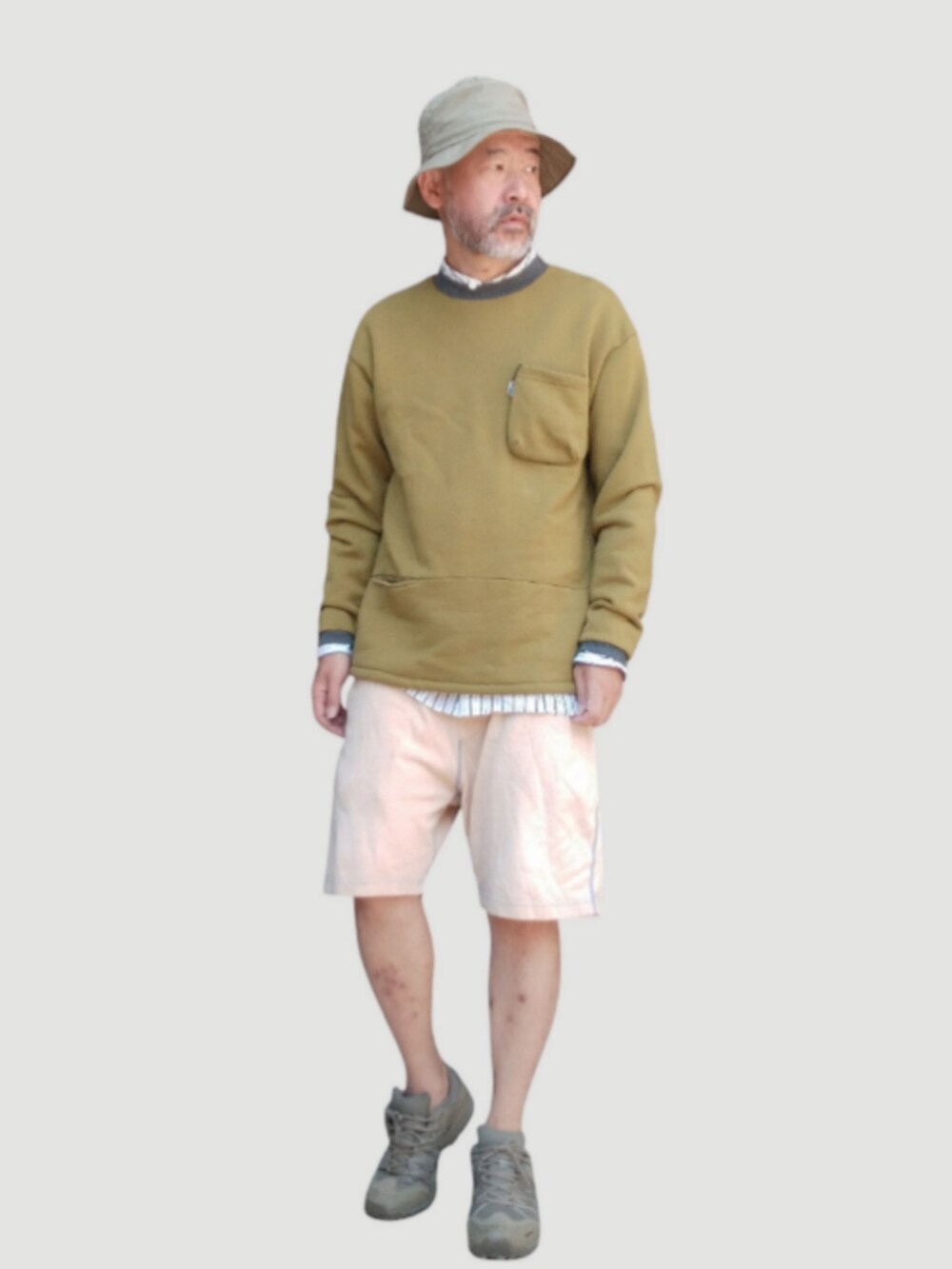 イエロー系のパンツ、グリーン系のスウェット、グリーン系のスニーカーを着用したメンズの夏コーディネートの3枚目の写真