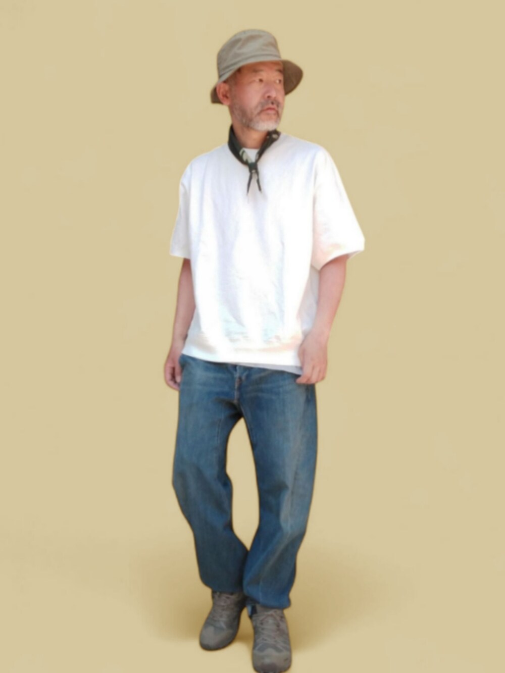 ブルー系のデニムパンツ、ホワイト系のTシャツ/カットソー、グリーン系のハットを着用したメンズの春コーディネートの3枚目の写真